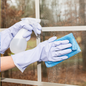 Glass cleaning wipes